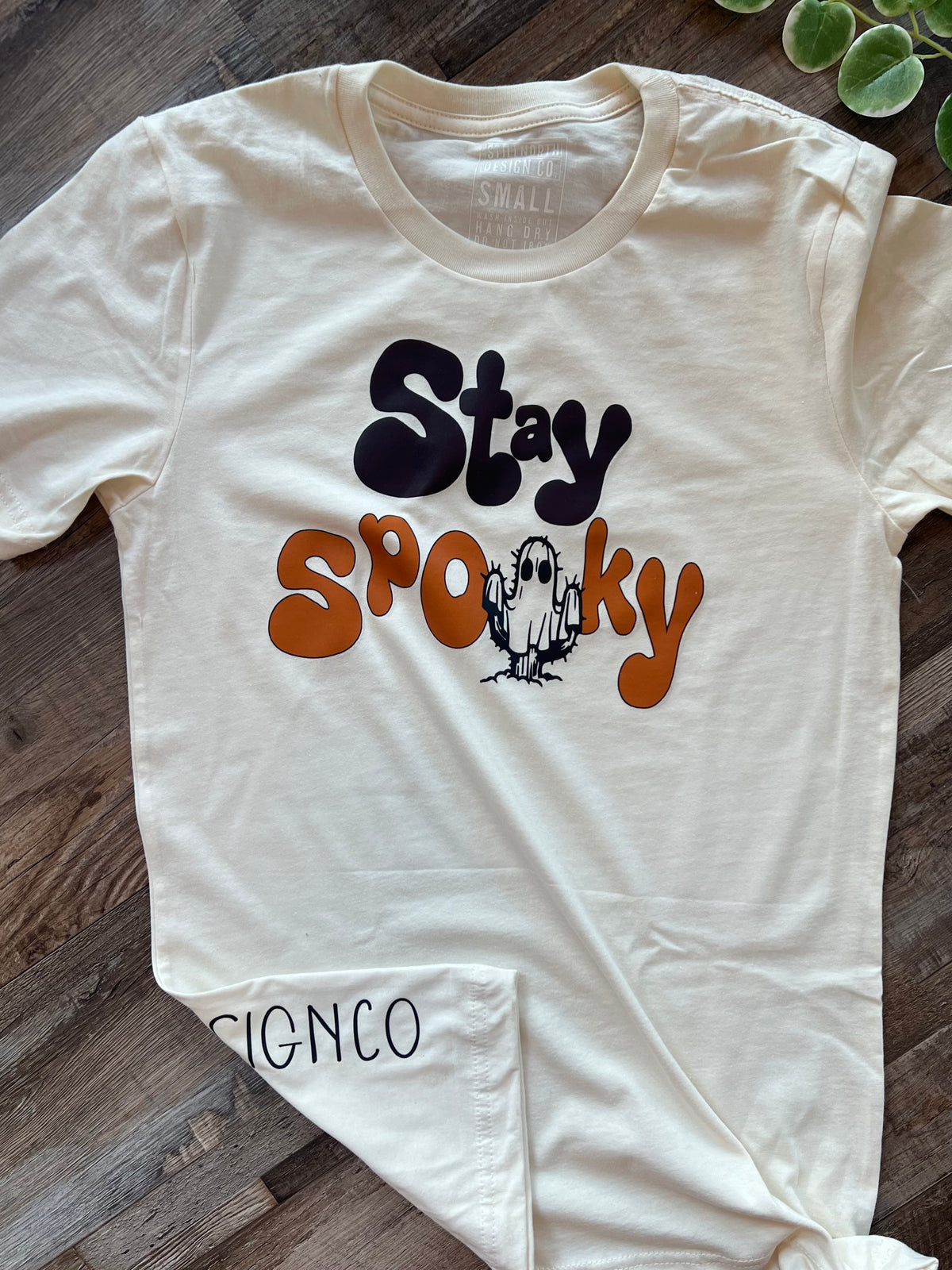 STAY SPOOKY GRAPHIC TEE